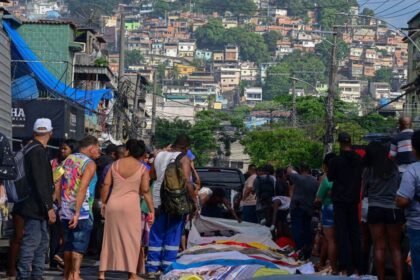 Pelo menos 60 corpos foram enfileirados no Complexo da Penha 22 corpos-sao-vistos-enfileirados-na-praca-sao-lucas-na-favela-vila-cruzeiro-no-complexo-da-penha-no-rio-de-janeiro-brasil-em-29-de-outubro-de-2025-apos-a-operacao-contencao-corpos-se-acumularam-em-bairros-pobres-do-rio-de-janeiro-em-28-de-outubro-quando-a-policia-lancou-suas-maiores-operacoes-contra-traficantes-de-drogas-na-cidade-deixando-pelo-menos-64-mortos-em-cenas-de-guerra-cerca-de-2-500-policiais-fortemente-armados-apoiados-por-veiculos-blindados-helicopteros-e-drones-participaram-da-operacao-que-visava-a-principal-quadrilha-de-narcotrafico-do-brasil-em-dois-bairros-pobres-ou-favelas-na-zona-norte-do-rio-foto-por-pablo-porciuncula-afp-tvt-news