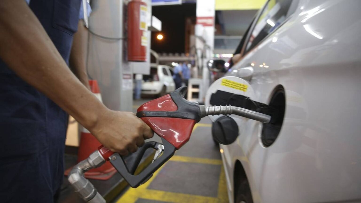 Petrobras reduz em 4,9% preço da gasolina para distribuidoras 1 Petrobras reduz em 49 preco da gasolina para distribuidoras