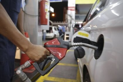 Petrobras reduz em 4,9% preço da gasolina para distribuidoras 4 Petrobras reduz em 49 preco da gasolina para distribuidoras
