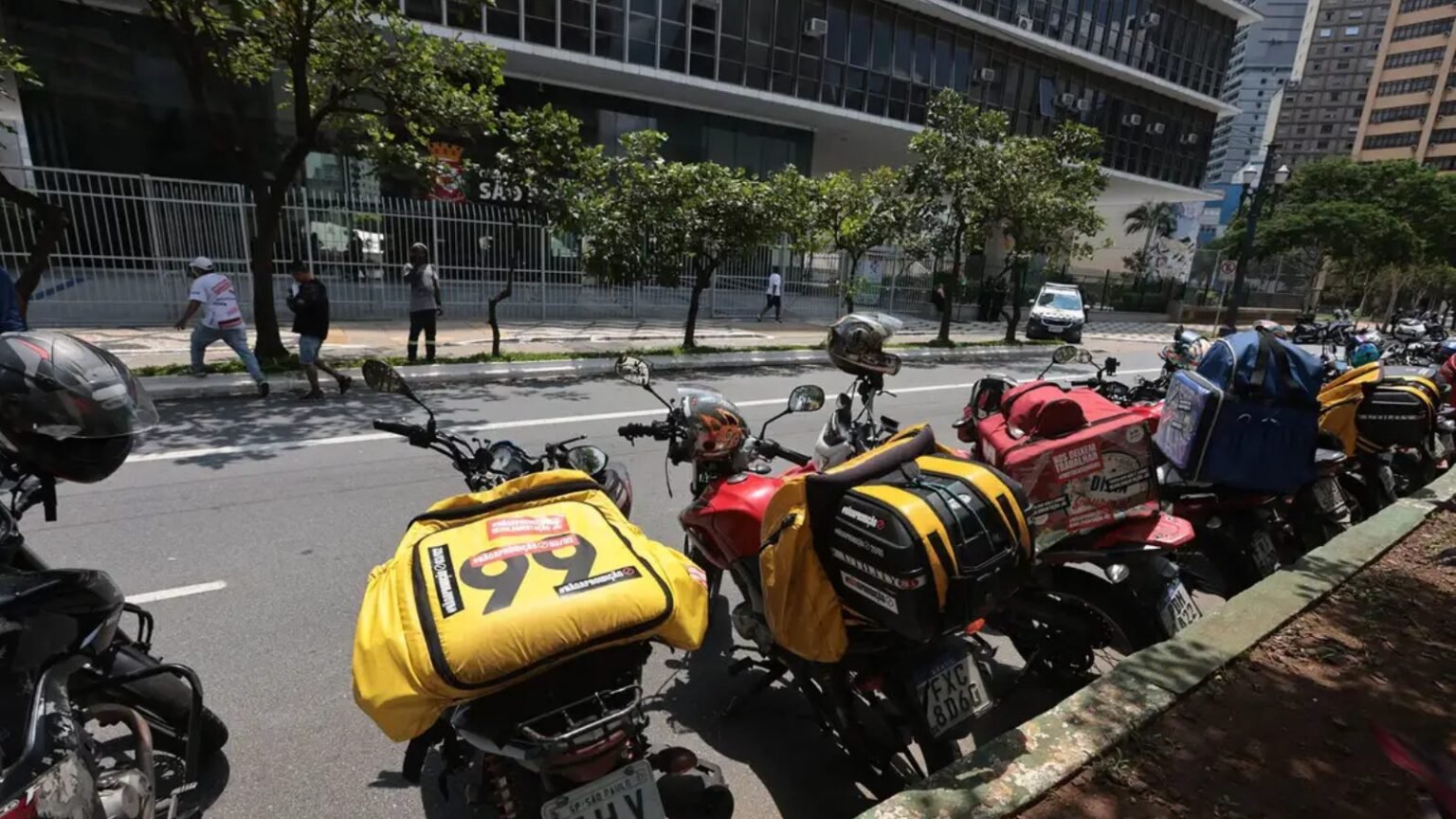 uberizacao-justica-sp-suspende-mototaxi-apos-acidente-morte-a-prefeitura-e-as-plataformas-de-aplicativos-travam-uma-disputa-judicial-sobre-a-permissao-do-servico-na-cidade-foto-paulo-pinto-agencia-brasil-tvt-news