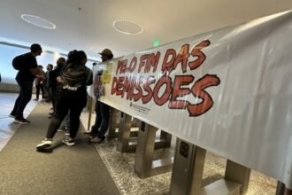 bancarios-protestam-na-sede-do-itau-contra-demissao-em-massa-o-banco-itau-nao-estabeleceu-negociacao-com-o-sindicato-para-ouvir-os-trabalhadores-analisar-os-casos-e-rever-as-demissoes-afirma-neiva-ribeiro-foto-sp-bancarios-tvt-news