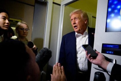 Trump confirma encontro com Lula na Malásia, no domingo, 26 4 trump-confirma-encontro-com-lula-na-malasia-neste-domingo-26-em-voo-24-de-outubro-o-presidente-dos-eua-donald-trump-conversa-com-a-imprensa-a-bordo-do-air-force-one-em-24-de-outubro-de-2025-durante-o-voo-trump-viaja-para-a-malasia-para-a-cupula-da-associacao-das-nacoes-do-sudeste-asiatico-asean-foto-andrew-harnik-getty-images-afp-tvt-news