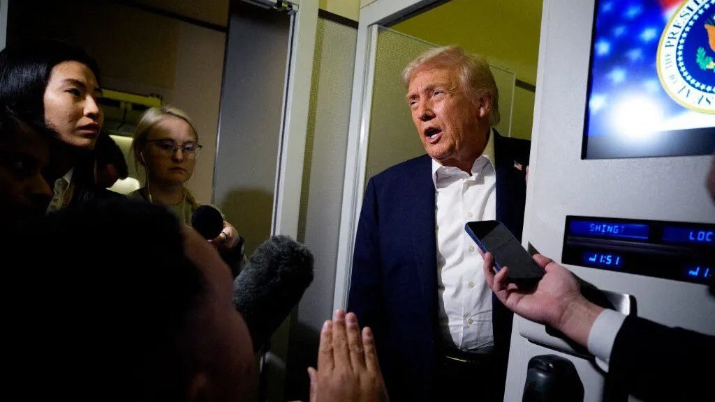 trump-confirma-encontro-com-lula-na-malasia-neste-domingo-26-em-voo-24-de-outubro-o-presidente-dos-eua-donald-trump-conversa-com-a-imprensa-a-bordo-do-air-force-one-em-24-de-outubro-de-2025-durante-o-voo-trump-viaja-para-a-malasia-para-a-cupula-da-associacao-das-nacoes-do-sudeste-asiatico-asean-foto-andrew-harnik-getty-images-afp-tvt-news