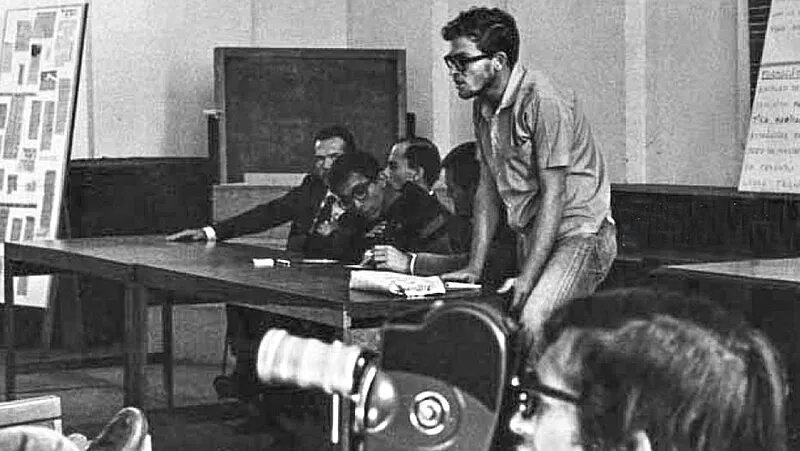 UNE celebra projeto que reconhece Honestino Guimarães como Herói da Pátria 1 une-celebra-projeto-que-reconhece-honestino-guimaraes-como-heroi-da-patria-honestino-guimaraes-e-um-dos-maiores-simbolos-da-luta-estudantil-brasileira-foto-familia-guimaraes-tvt-news