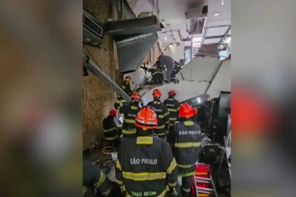 Uma pessoa morre apos desabamento de teto de restaurante em.jpg