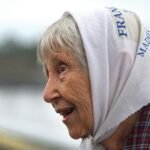 Vera Jarach, referência das Mães da Praça de Maio, morre aos 97 anos 3 vera-jarach-referencia-das-maes-da-praca-de-maio-morre-aos-97-anos-vera-jarach-figura-de-destaque-da-organizacao-madres-de-plaza-de-mayo-que-busca-criancas-desaparecidas-durante-a-ditadura-argentina-(1976-1983)-morreu-em-buenos-aires-aos-97-anos-anunciou-a-organizacao-humanitaria-em-um-comunicado-em-3-de-setembro-de-2025.-(foto-de-alejandro-pagni-afp)-tvt-news