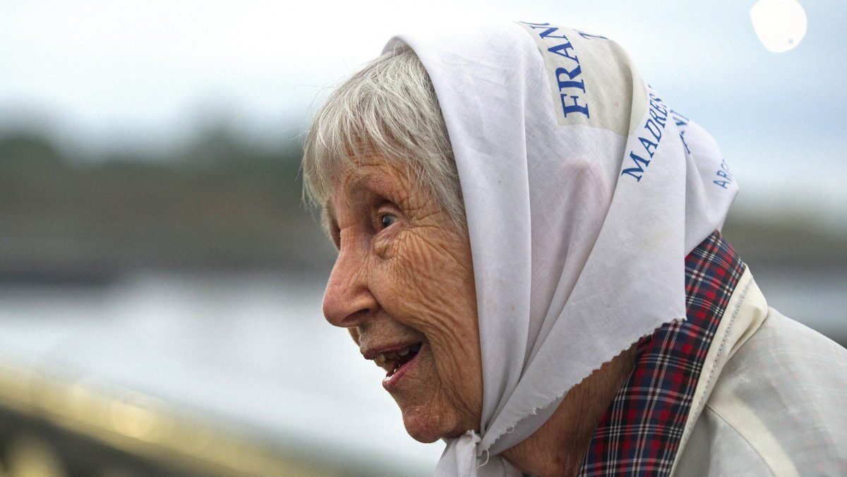 Vera Jarach, referência das Mães da Praça de Maio, morre aos 97 anos 1 vera-jarach-referencia-das-maes-da-praca-de-maio-morre-aos-97-anos-vera-jarach-figura-de-destaque-da-organizacao-madres-de-plaza-de-mayo-que-busca-criancas-desaparecidas-durante-a-ditadura-argentina-(1976-1983)-morreu-em-buenos-aires-aos-97-anos-anunciou-a-organizacao-humanitaria-em-um-comunicado-em-3-de-setembro-de-2025.-(foto-de-alejandro-pagni-afp)-tvt-news