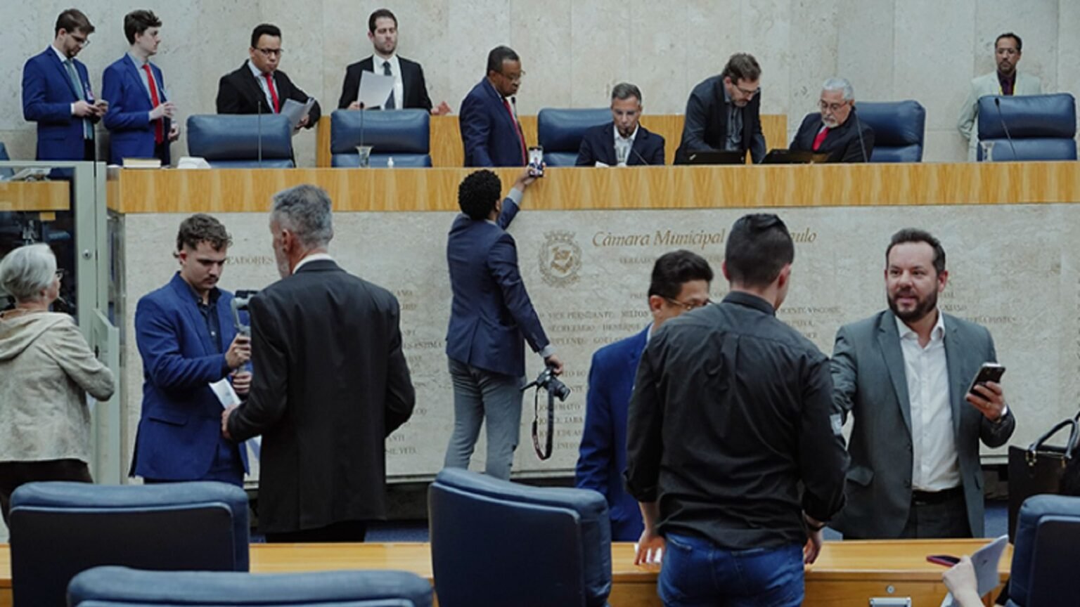homenagem-cabeleireiro-michelle-bolsonaro-iptu-direita-foto-richard-lourenco-rede-camara-sp-tvt-news