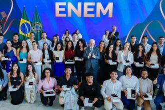 em SBC, Lula se encontra com estudantes de cursinhos populares 7 aulao-para-o-enem-em-sbc-lula-se-encontra-com-estudantes-de-cursinhos-populares-presidente-lula-durante-cerimonia-de-entrega-do-premio-mec-da-educacao-brasileira-para-estudantes-que-fizeram-o-enem-foto-ricardo-stuckert-pr-tvt-news