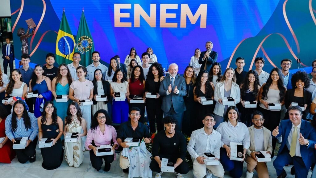 aulao-para-o-enem-em-sbc-lula-se-encontra-com-estudantes-de-cursinhos-populares-presidente-lula-durante-cerimonia-de-entrega-do-premio-mec-da-educacao-brasileira-para-estudantes-que-fizeram-o-enem-foto-ricardo-stuckert-pr-tvt-news