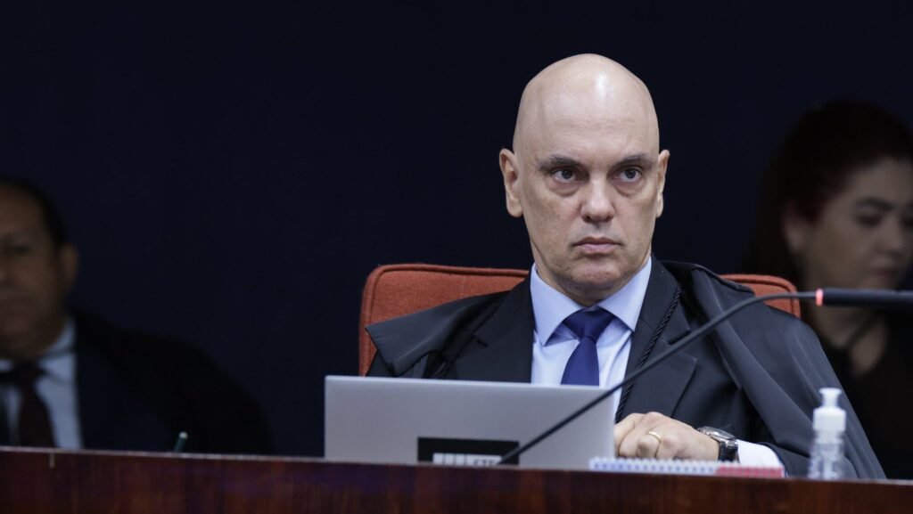 Bolsonaro tentou quebrar tornozeleira para fugir diz Moraes.jpg