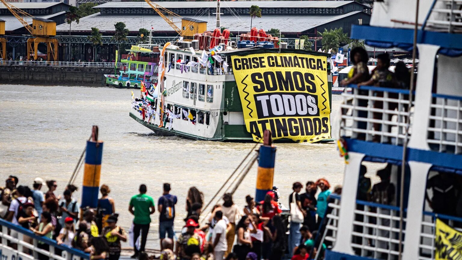 Cupula-dos-Povos-comeca-em-Belem-com-barqueata-pela-justica-climatica-hermes-caruzo-cop30-reproducao-tvt-news