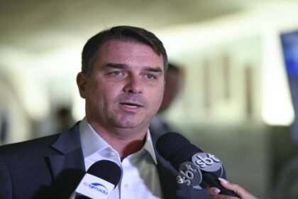 Flávio Bolsonaro lança vaquinha de R$ 400 mil para ajudar famílias de policiais mortos no RJ 2 Flavio Bolsonaro lanca vaquinha de R 400 mil para ajudar.jpg