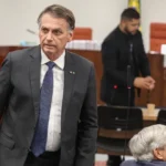 Moares e Dino votam manter prisão preventiva de Bolsonaro prisao-bolsonaro-repercute-imprensa-internacional-tvt-news