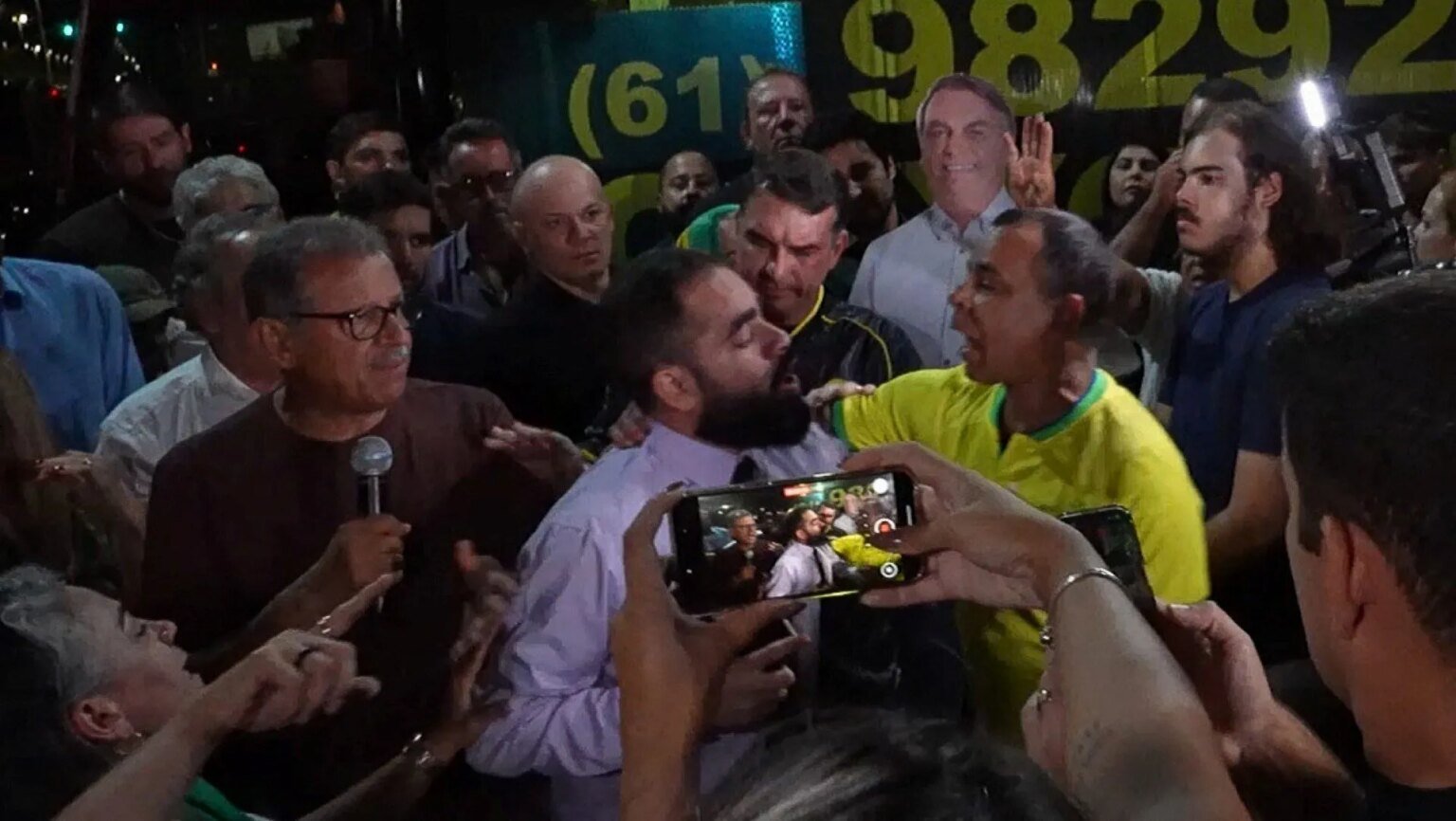 bolsonaro-prisao-tornozeleira-preso-remedios-stf-prisao-preventiva-pf-policia-federal-surto-vozes-na-tornozeleira-fuga-cela-na-pf-pastor-ismael-lopes-bolsonaro-vigilia-bolsonaristas-flavio-bolsonaro-tvt-news