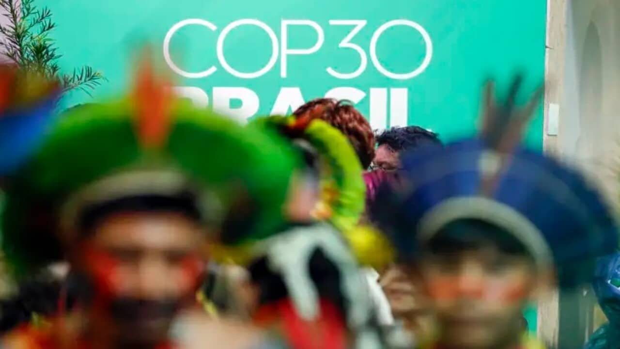 Tensao aumenta na COP 30 com indigenas bloqueando a entrada.jpg