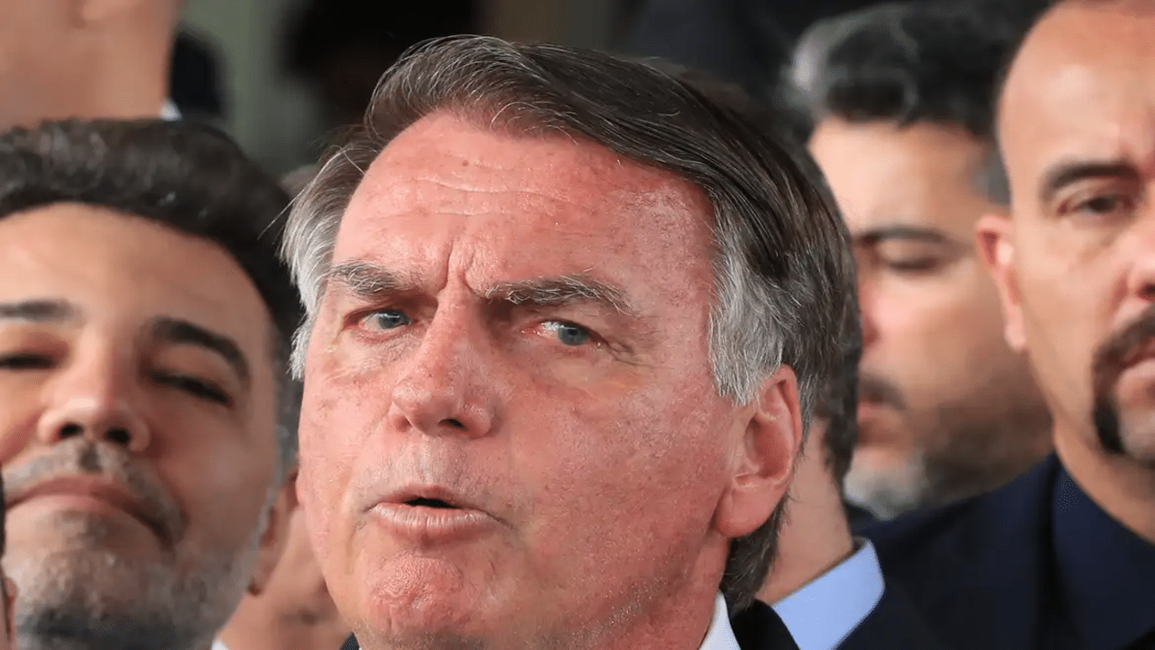 Violacao forca troca da tornozeleira de Bolsonaro durante a madrugada.png