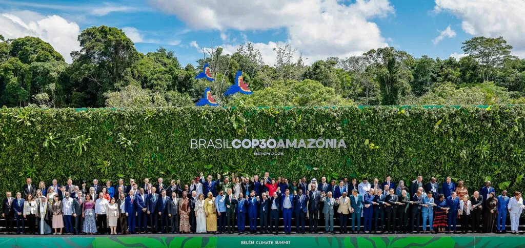 para Lula, desenvolvimento não precisa sacrificar a geração de riqueza 1 lula-cop-3-cupula-do-clima-belem-lideres-posam-para-a-foto-de-familia-durante-a-conferencia-das-nacoes-unidas-sobre-mudancas-climaticas-cop-30-foto-antonio-scorza-cop30-presidente-da-republica-luiz-inacio-lula-da-silva-durante-a-fotografia-oficial-da-cupula-do-clima-cop30-parque-da-cidade-belem-pa-tvt-news