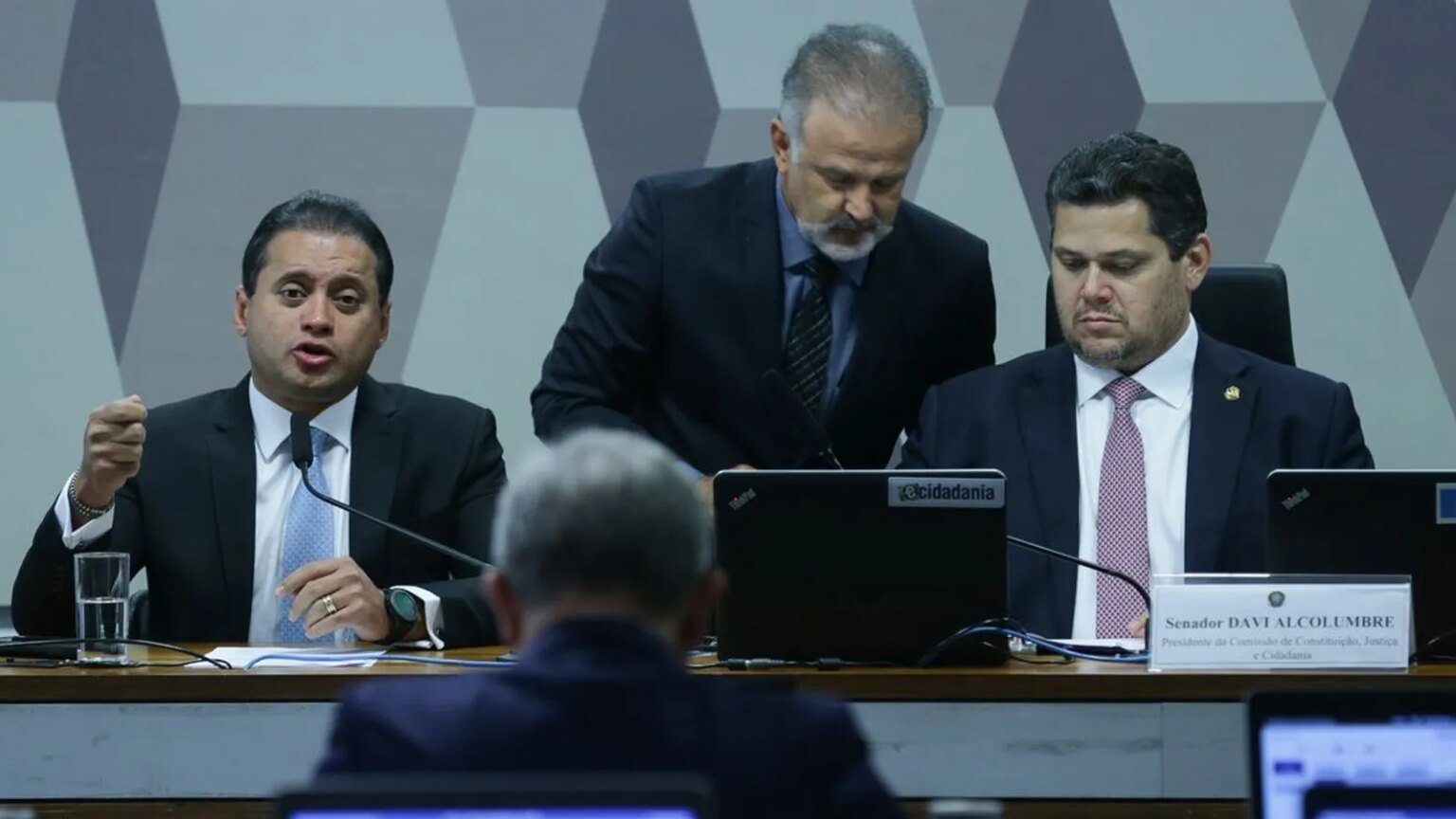 CCJ do Senado adia votacao do PL do Impeachment para.jpg