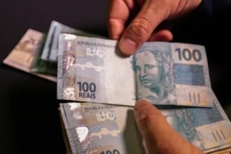 salario-minimobrasileiros-recebem-13-salario-contra-mercado-foto-ebc-tvt-news