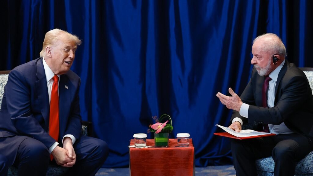 lula-e-trump-se-encontram-para-coversar-sobre-tarifaco-encontro-de-trump-e-lula-reuniao-donald-trump-e-luiz-inacio-lula-da-silva-frente-a-frente-lula-e-trump-dizem-que-havera-conclusao-rapida-para-os-dois-paises-foto-ricardo-stuckert-pr-tvt-news