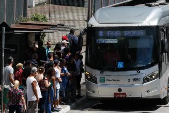 Motoristas recolhem ônibus e começam paralisação 11 Motoristas recolhem onibus e comecam paralisacao.jpg