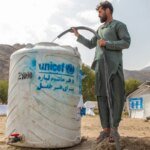 Segundo a agência, o crescimento da procura, combinado à escassez estrutural de água em algumas regiões, agrava o estresse hídrico. Foto: Unicef/Muzamel Azizi