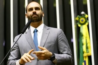 Passaportes diplomaticos de Eduardo Bolsonaro e Alexandre Ramagem sao cancelados.jpg