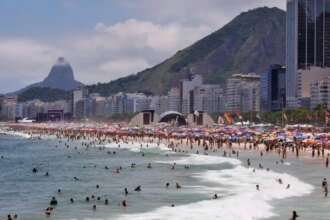 sambistas-farao-shows-na-praia-de-copacabana-em-janeiro-logo-na-estreia-sambistas-pretendem-formar-maior-bateria-do-mundo-foto-tania-rego-agencia-brasil-tvt-news