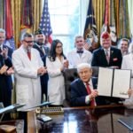 Trump recomenda classificar maconha como droga trump-recomenda-classificar-maconha-como-droga-menos-perigosa-medida-sinaliza-abordagem-mais-pragmatica-baseada-em-saude-publica-ciencia-e-direitos-civis-foto-casa-branca-tvt-news