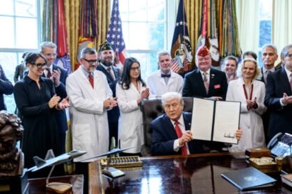 Trump recomenda classificar maconha como droga trump-recomenda-classificar-maconha-como-droga-menos-perigosa-medida-sinaliza-abordagem-mais-pragmatica-baseada-em-saude-publica-ciencia-e-direitos-civis-foto-casa-branca-tvt-news