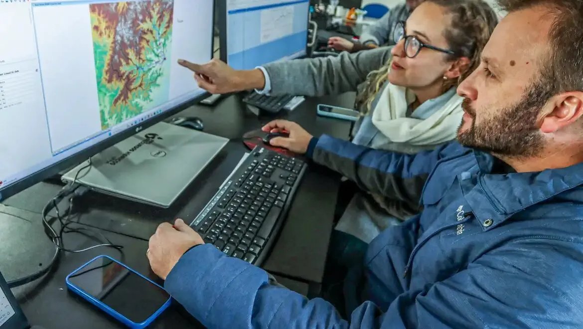 ciclone gera alerta vermelho de chuva e ventos superiores a.jpg