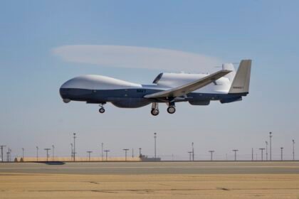 Aeronave militar dos EUA sobrevoa regiao proxima ao litoral do.jpg