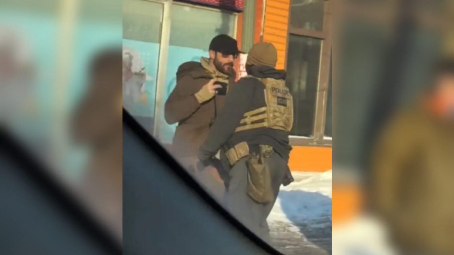 Agentes anti-imigração matam enfermeiro nos EUA 1 agentes-anti-imigracao-matam-enfermeiro-nos-eua-alex-pretti-segurava-apenas-um-celular-quando-foi-morto-foto-dangjessie-instagram-tvt-news