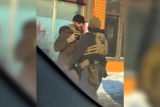 agentes-anti-imigracao-matam-enfermeiro-nos-eua-alex-pretti-segurava-apenas-um-celular-quando-foi-morto-foto-dangjessie-instagram-tvt-news