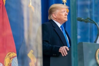 Aviao que transportava Donald Trump apresenta pane e volta a.jpg