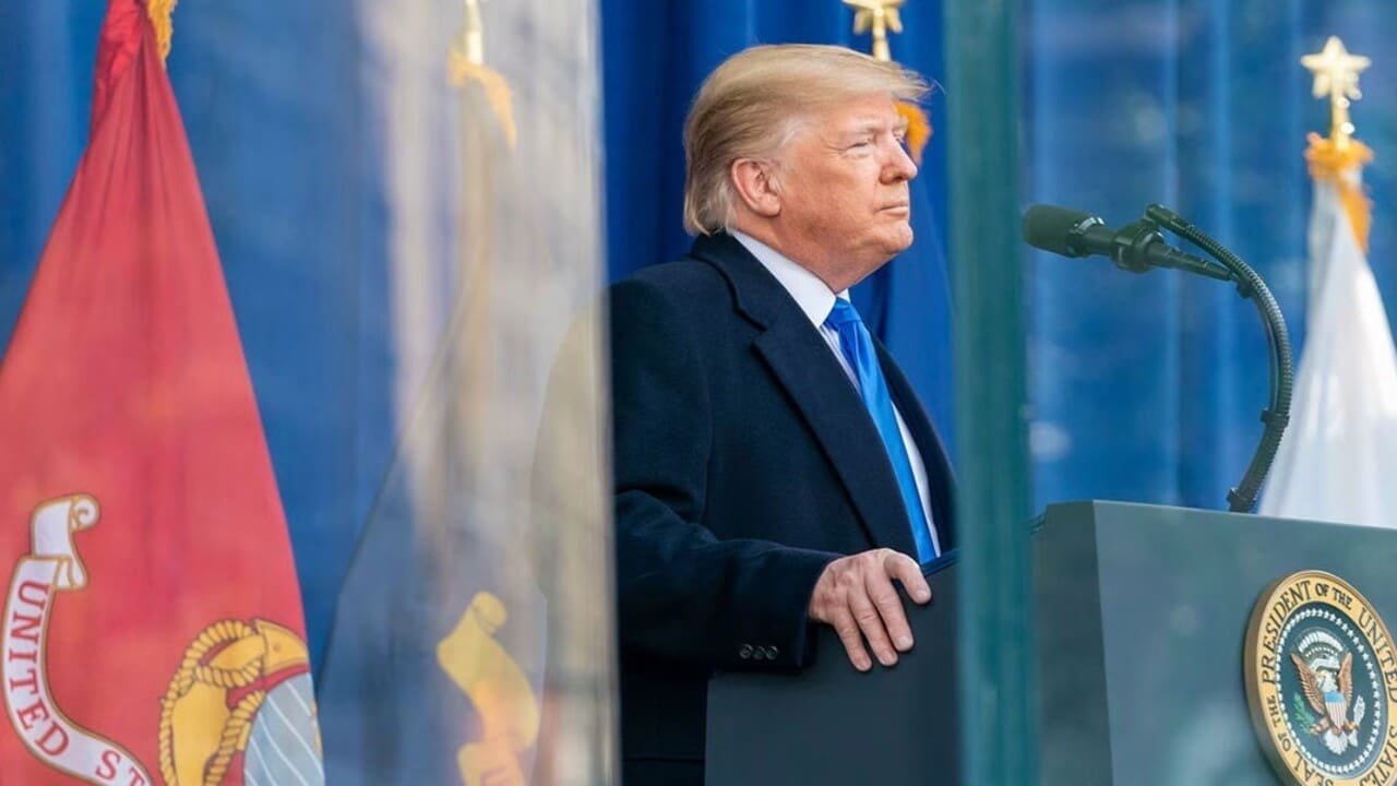 Aviao que transportava Donald Trump apresenta pane e volta a.jpg