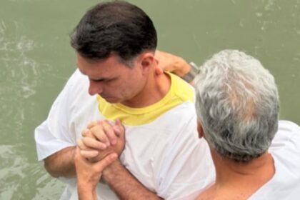 Batismo de Flavio Bolsonaro no Rio Jordao marca viagem a.jpg
