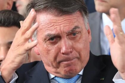 Bolsonaro cai na cela da PF. Apesar de quadro leve, ele irá para o hospital 2 Bolsonaro cai na cela da PF Apesar de quadro leve.jpg