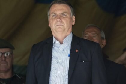Bolsonaro recebe Valdemar Costa Neto e ministro do TCU durante.jpg