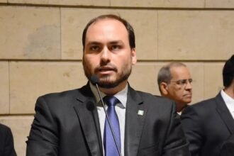 Carlos reage à decisão sobre Papudinha e reforça pedido de prisão domiciliar para Bolsonaro: Carlos reage a decisao sobre Papudinha e reforca pedido de.jpg