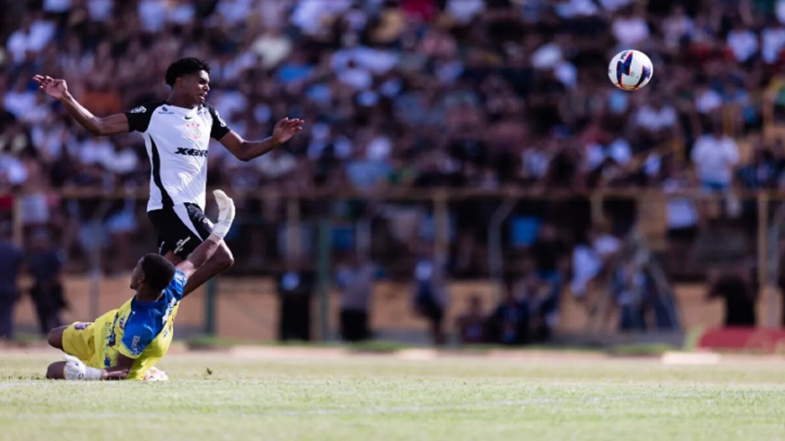 O Corinthians até chegou primeiro com perigo, em chute cruzado de Favela, mas quem passou a controlar as ações foi o time goiano. Wanderson Oliveira/Agência Corinthians