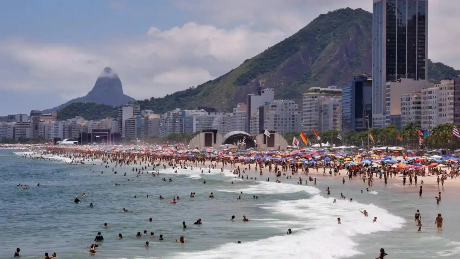 Limpeza recolhe 12 toneladas de lixo das praias do Rio.jpg