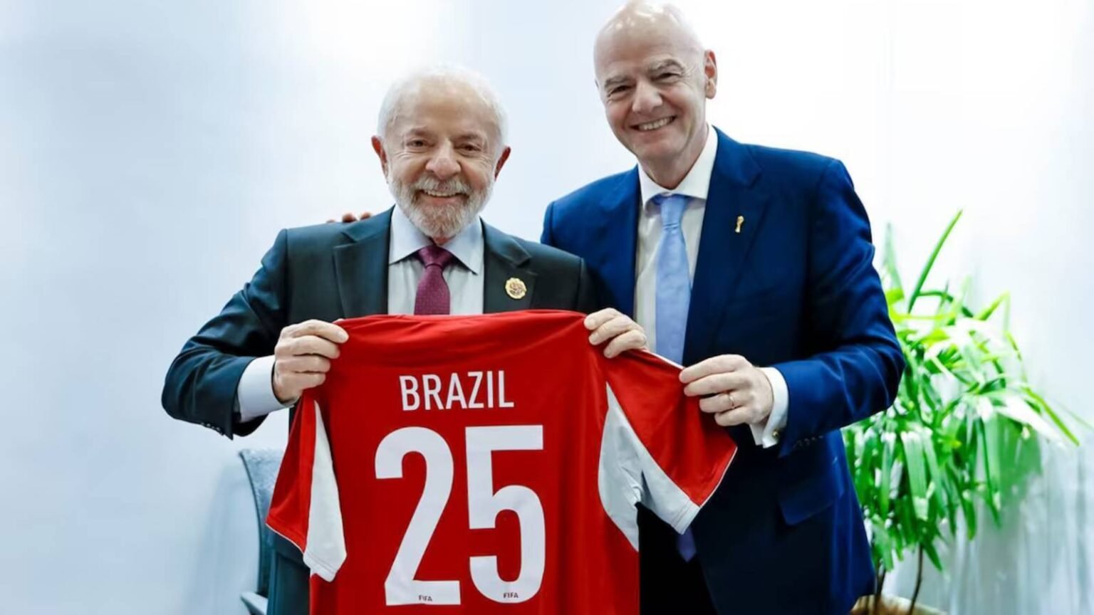 lula-reforca-desejo-do-brasil-sediar-mundial-de-clubes-de-2029-em-outubro-lula-presenteou-infantino-com-uma-camisa-alusiva-ao-mundial-feminino-n-brasil-foto-ricardo-stuckert-pr-tvt-news