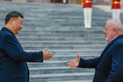 O afago de Xi Jinping a Lula em meio a.jpg