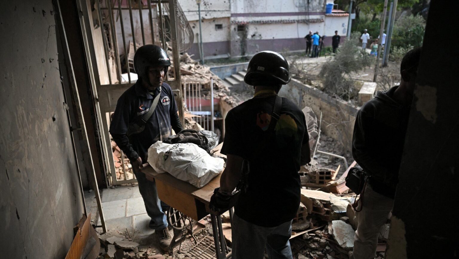 Parentes choram pelos mortos em ataques dos EUA na Venezuela 1 como-foi-a-acao-dos-eua-que-sequestrou-maduro-na-venezuela-tvt-news