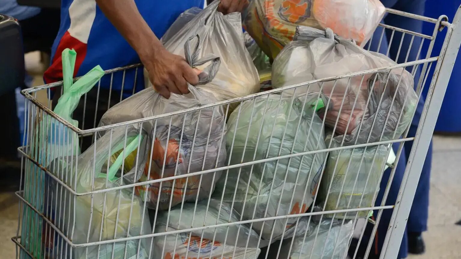Preco da Cesta basica cai em todas as capitais do.jpg