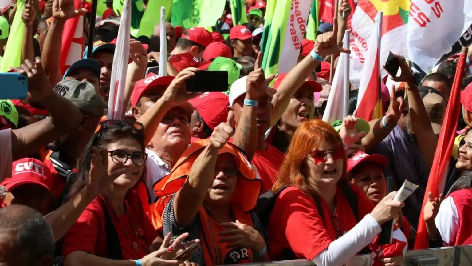 Sindicatos celebram salario minimo e defendem melhoria em reajustes.jpg