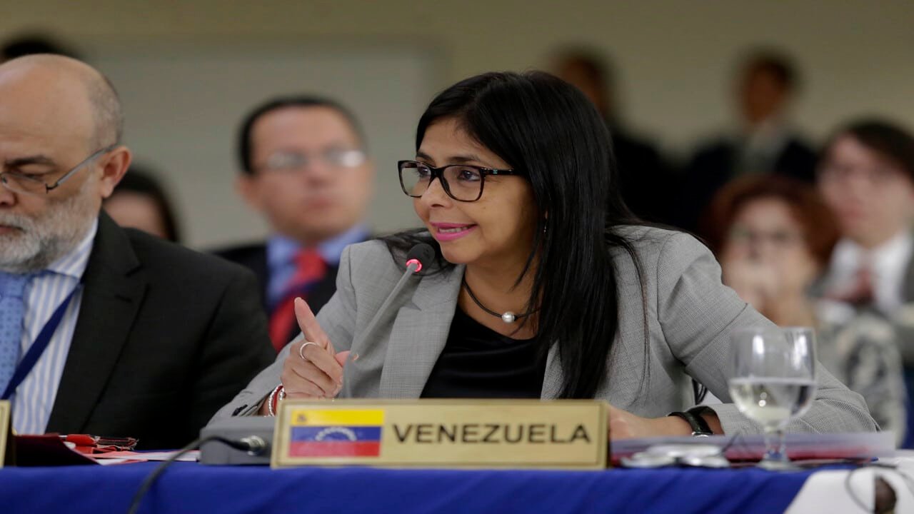 Vestido escolhido pela presidente da Venezuela para cerimônia oficial divide opiniões e causa polêmica na web: Vestido escolhido pela presidente da Venezuela para cerimonia oficial divide.jpg