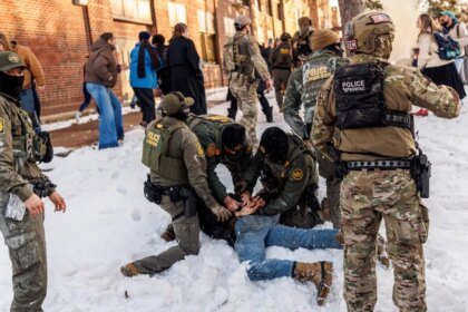 manifestantes-protestam-contra-trump-depois-da-execucao-em-minneapolis-agente-migratorio-dos-eua-mata-mulher-a-tiros-tvt-news